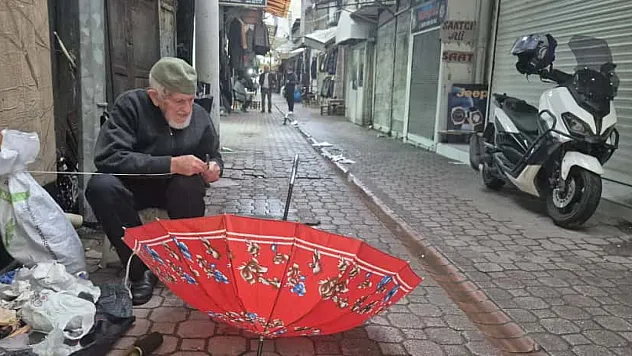 Bedesten'in asırlık çınarı Dursun dedenin gençlere vasiyeti: 'Paranızı dumana değil, fakire verin'