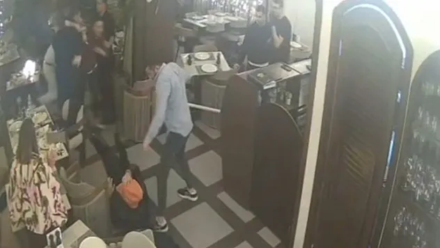 Belediye başkanına restoranda dayak: Yerde tekmelendi