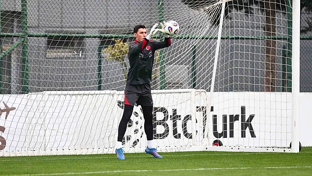 'Berke Özer, kendi isteğiyle  kamptan ayrılmıştır'