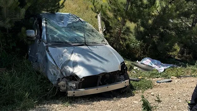 Beton bloğa çarpan otomobil takla attı