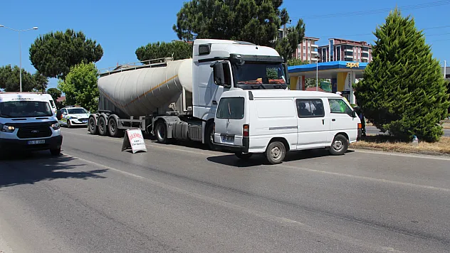 Beton mikseri minibüse çarptı