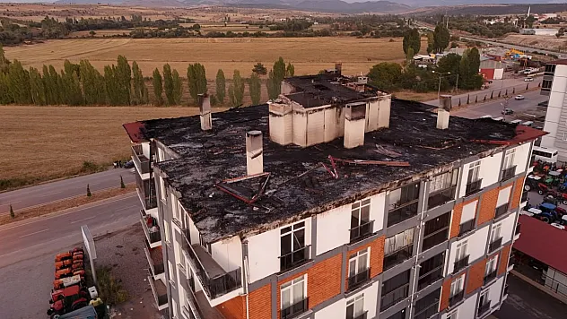 Beyşehir'de çatı yangınında mahsur kalan usta son anda kurtarıldı