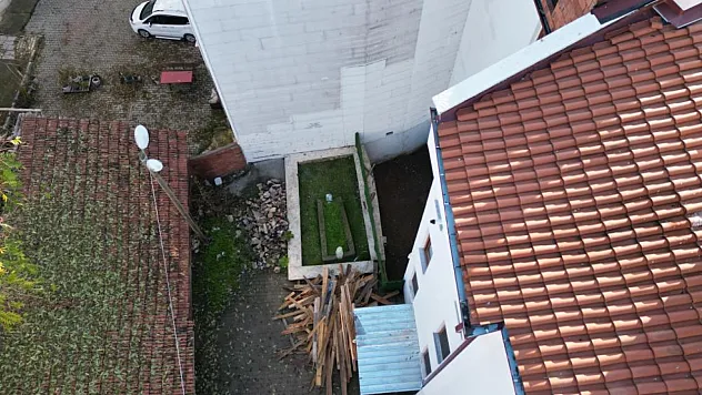 Binalar arasında kalan türbe unutulmaya yüz tuttu