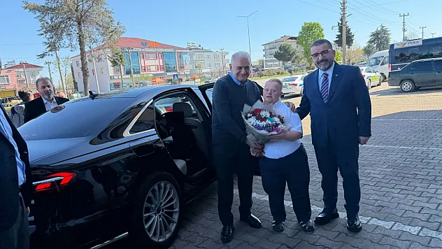 Binali Yıldırım'dan PERA Özel Eğitim Merkezi'ne ziyaret