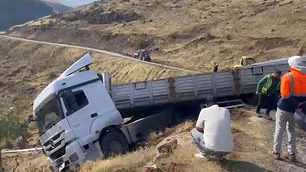 Bingöl Solhan'da korkutan kaza: İnşaat malzemesi yüklü tır uçurumda askıda kaldı