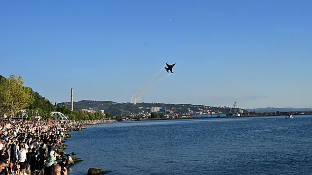 Binlerce kişi SOLOTÜRK için sahile akın etti