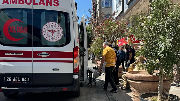Bir anda yere yığılan vatandaş hastaneye kaldırıldı