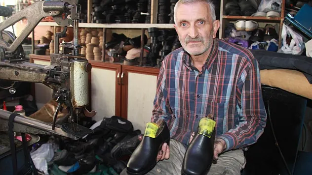 Bir Zanaatın Sonları : Ayakkabıya Ateşle Şekil Veriyor