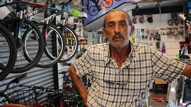 Bisikletçi Şentürk, 48 Yıldır İşlerini Şükürle Sürdürüyor