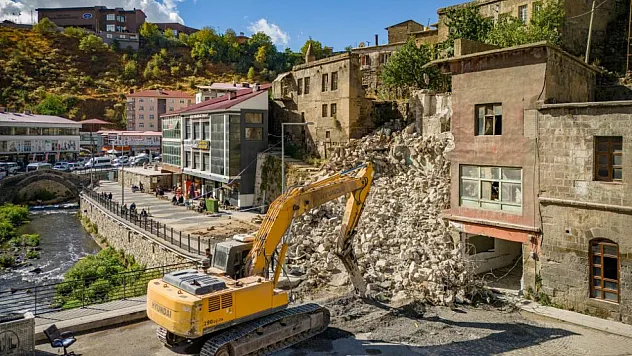 Bitlis'te risk oluşturan metruk binalar yıkılıyor