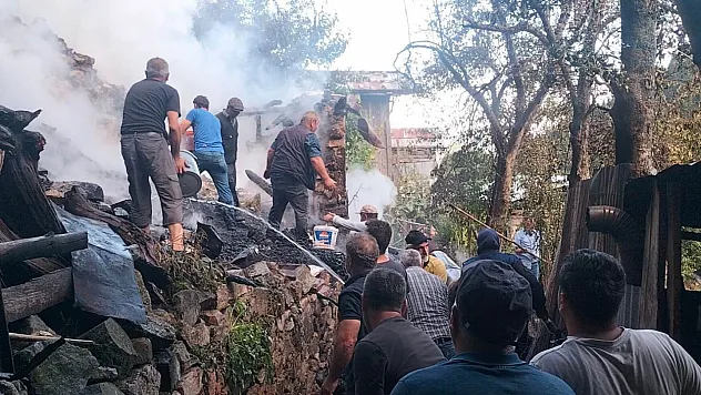 Ev, ahır ve samanlık kül oldu