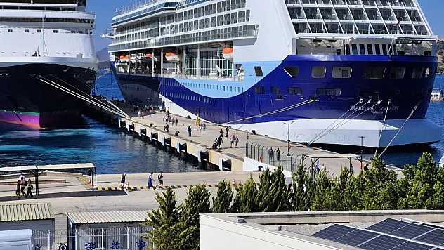 Bodrum Limanı'na yanaşan iki dev kruvaziyer kente 3 bini aşkın ziyaretçi getirdi