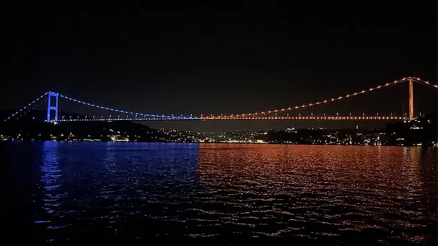 Boğaz'da farkındalık ışıkları: FSM Köprüsü omurilik felçlileri için renklendi