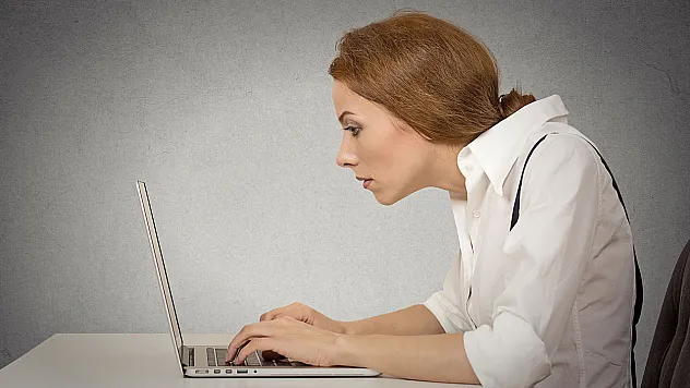 Boyun ağrılarınızın gizli sebebi..Text Neck nedir?