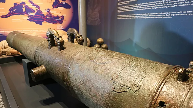 Bronz gemi topu ve gülleleri İzmir'de görücüye çıktı