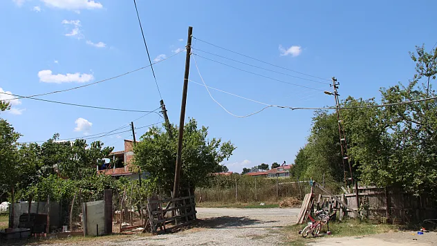 Canlı Cenaze Gibi: 'Samsun'da Yıkılmak Üzere Olan Elektrik Direği Tehlike Saçıyor'