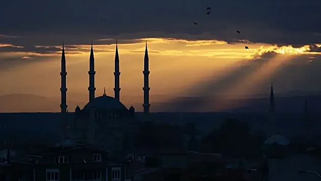 Bugün Kandil mi? 2 Şubat Pazartesi Hangi Kandil İdrak Ediliyor? Berat Kandili Tarihi ve 2026 Kandil Takvimi