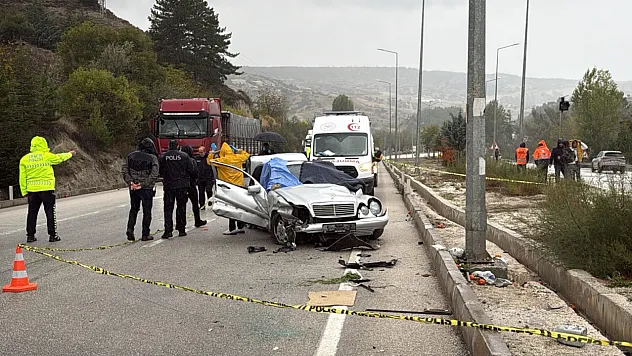 Burdur-Antalya kara yolunda feci kaza: Otomobil bariyerlere çarparak takla attı