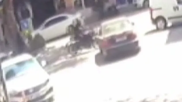 Bursa'da korkutucu kaza: Otomobille çarpışan motosiklet sürücüsü yaralandı