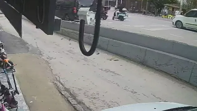 Bursa'da motosiklet yayaya çarptı: İkisi de metrelerce sürüklendi