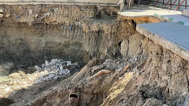 Bursa'da okul bahçesinin bir bölümü çöktü