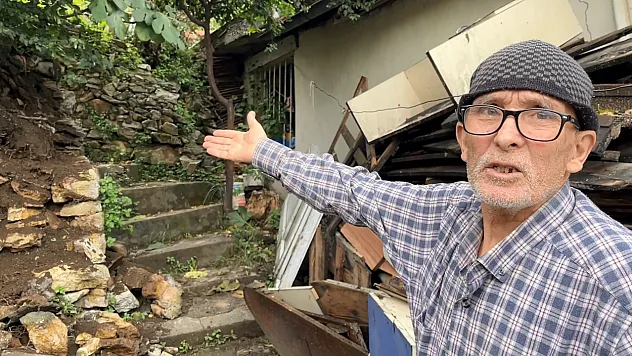 Bursa'da yağış sonrası toprak kaydı: Taşlar yola savruldu