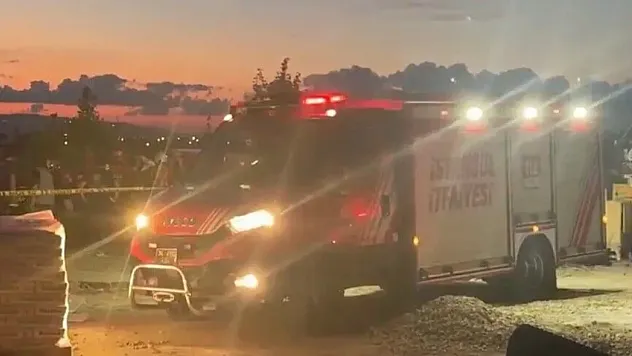 Büyükçekmece'de inşaat alanında göçük: 2 işçi toprak altında kaldı