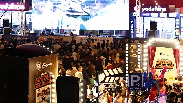 Büyükşehir'in açık hava sinema geceleri ile sinema keyfi 17 ilçeye taşındı