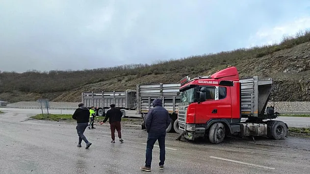 Çakallı Mevkisinde Tır Makasladı: Sürücü Yaralı