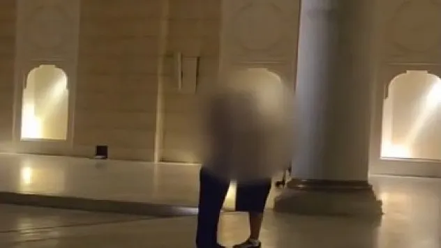Cami avlusunda uygunsuz hareket: turistlere hapis istemi