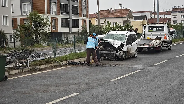 Can Pazarı Yaşandı: Hafif Ticari Araç Refüje Çıktı, Çocuk Yolcu da Yaralandı