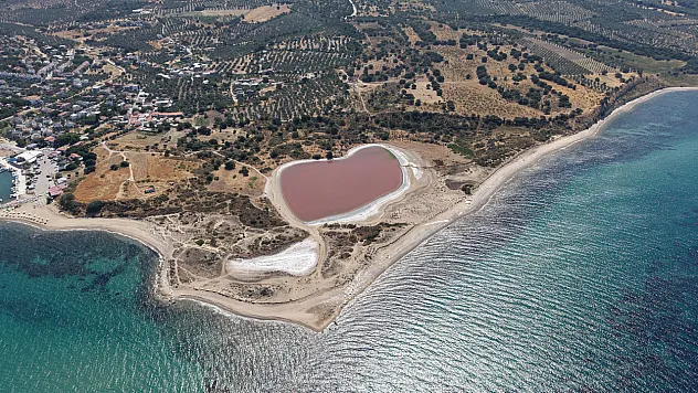 Çanakkale'nin 'Kalpli Göl'ü yeniden pembeye büründü