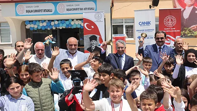 Canik Belediye Başkanı Sandıkçı, çocukların karne sevincine ortak oldu