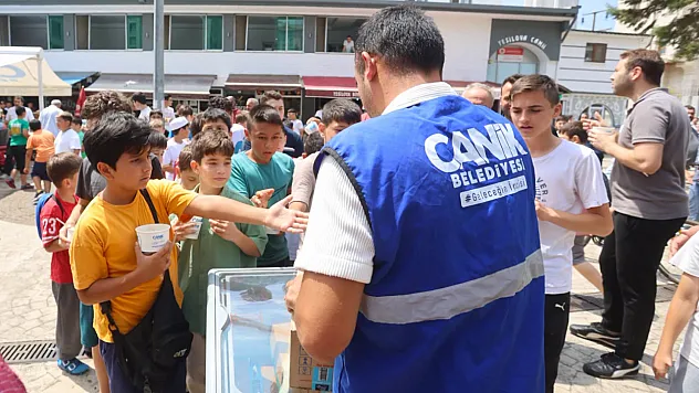 Canik Belediyesi'nden Gençlere Dondurma İkramı