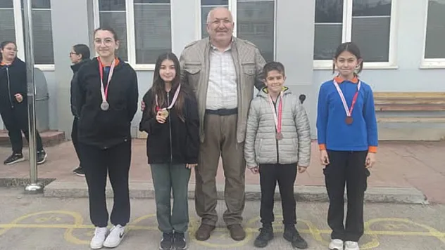 Canik Hasköy Ortaokulu öğrencilerine başarı madalyaları takdim edildi
