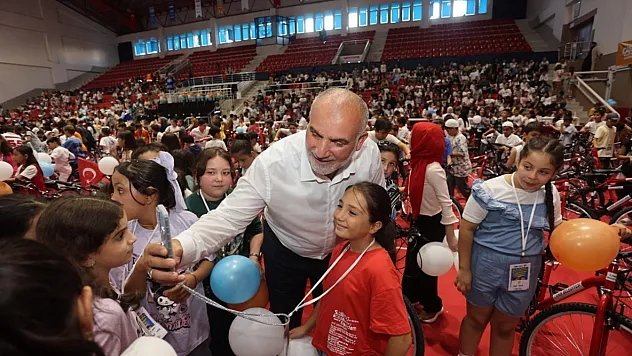 Canik'te 2 Bin 500 Çocuk Hediyelerle Buluşuyor