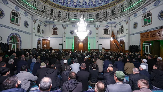 Canik'te binlerce kişi ellerini duaya açtı