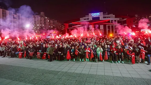 Canik'te dev ekranda milli coşku: Galibiyet köfte ekmekle kutlandı