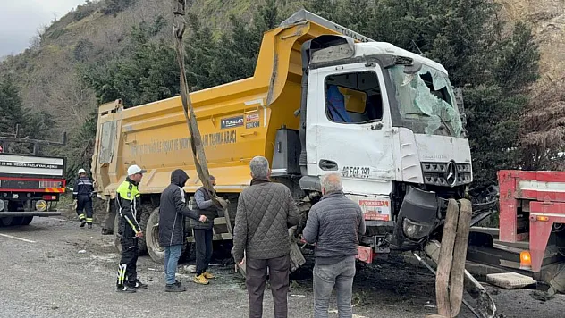 Canik'te Hafriyat Kamyonu Refüje Çarptı