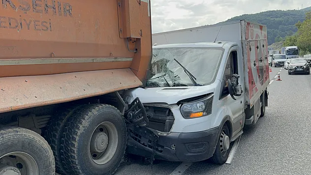 Canik'te kamyonet kamyona arkadan çarptı: 1 yaralı