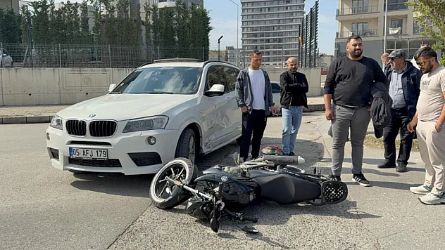 Canik'te motosiklet ile otomobil çarpıştı