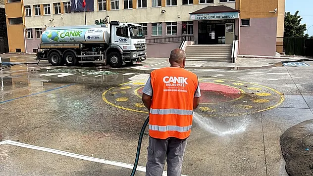Canik'te okullarda ders zili öncesi temizlik seferberliği