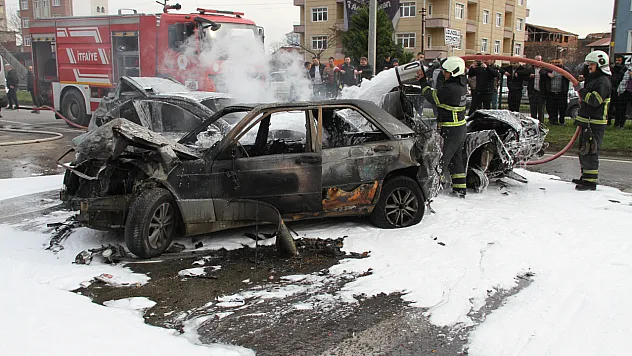 Çarşamba'da 6 araçlı zincirleme kaza: 3 araç yandı, 4 yaralı