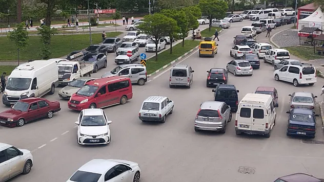 Çarşamba'da bayram yoğunluğu trafiği kilitledi