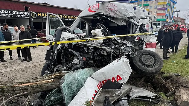 Ambulans, fındık yüklü kamyonla çarpıştı: 1 ölü, 3 yaralı