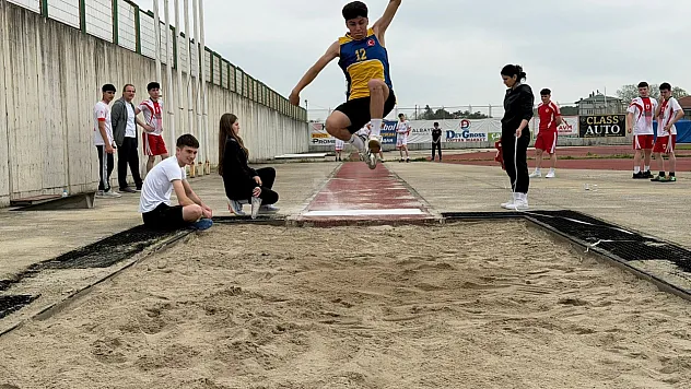 Çarşamba'da genç atletler derece için yarıştı