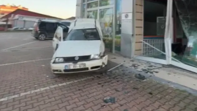 Çarşamba'da hafif ticari araç devrildi