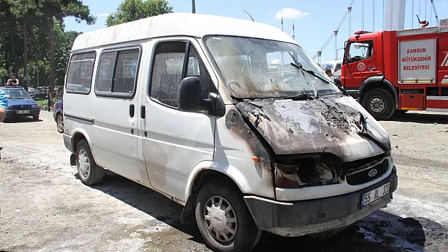 Çarşamba da seyir halindeki minibüsün motor kısmında çıkan yangın söndürüldü