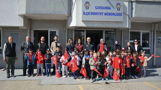 Çarşamba'da yürekleri ısıtan ziyaret: Minikler polis amcalarını unutmadı