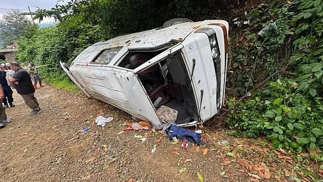 Çay toplamaya giden panelvan devrildi